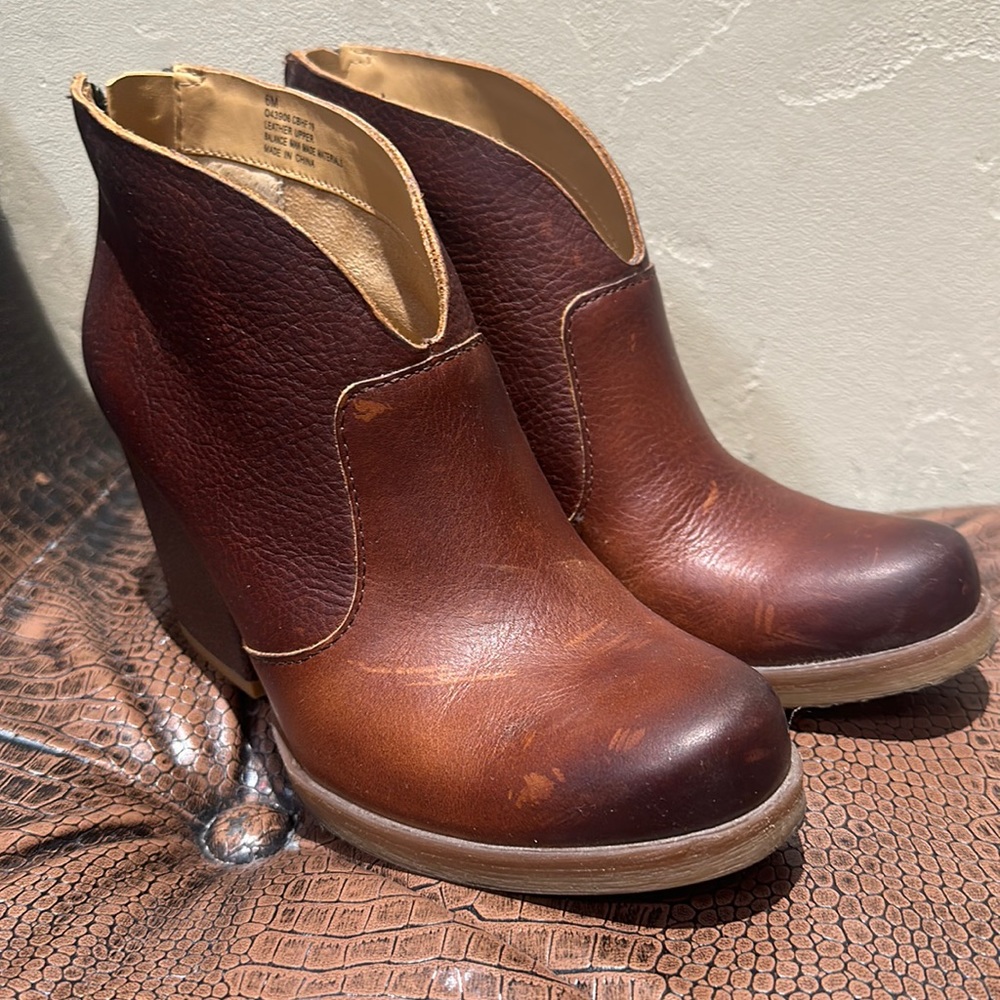 Korks Gemini V booties sz 6
